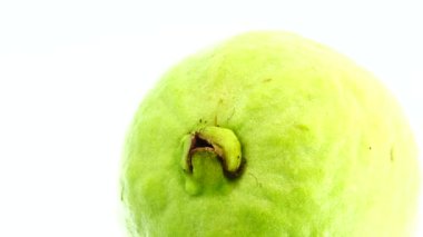 4K makro organik dilimlenmiş kırmızı guava döner levha kapalı beyaz zemin üzerinde izole