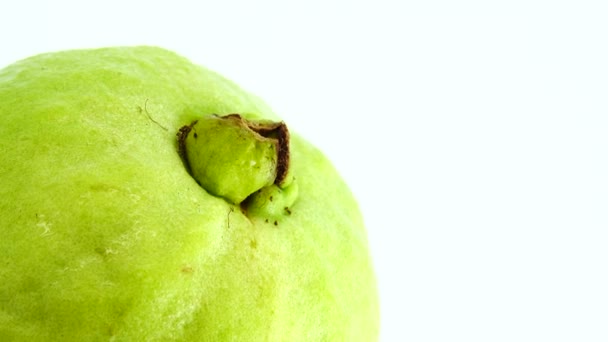 Macro Close Οργανικά Φέτες Κόκκινο Guava Περιστρεφόμενη Πλάκα Απομονώνονται Λευκό — Αρχείο Βίντεο