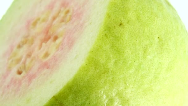 Makro Organik Dilimlenmiş Kırmızı Guava Döner Levha Kapalı Beyaz Zemin — Stok video