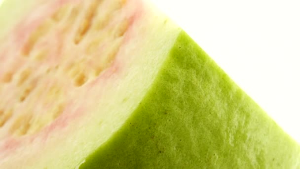 Macro Close Οργανικά Φέτες Κόκκινο Guava Περιστρεφόμενη Πλάκα Απομονώνονται Λευκό — Αρχείο Βίντεο