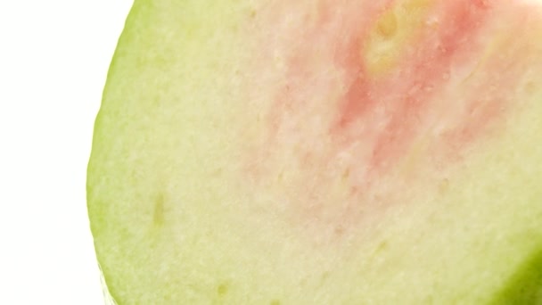 Makro Organik Dilimlenmiş Kırmızı Guava Döner Levha Kapalı Beyaz Zemin — Stok video