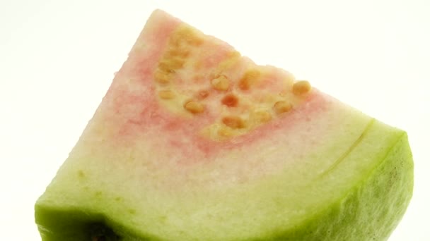 Makro Närbild Organiska Skivad Röd Guava Roterande Platta Isolerad Vit — Stockvideo