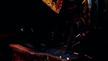 1080 HD süper yavaş fiber kesicisi inşaat alanında çelik kesme ve kesme işlemidir.