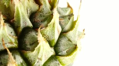 4K Phuket ananas dilimlenmiş lezzetli ananas meyveleri. Tropik yiyecekler. Beyaz arkaplanda izole edilmiş olarak döndür