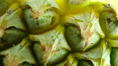 4K Phuket ananas dilimlenmiş lezzetli ananas meyveleri. Tropik yiyecekler. Beyaz arkaplanda izole edilmiş olarak döndür