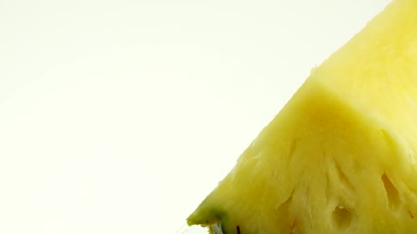 Phuket菠萝片美味菠萝果 热带食品 在白色背景上隔离的旋转 — 图库视频影像