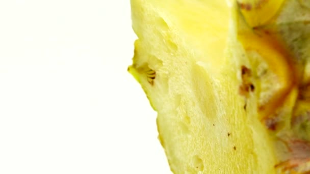 Phuket菠萝片美味菠萝果 热带食品 在白色背景上隔离的旋转 — 图库视频影像