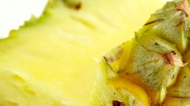 4K Phuket ananas dilimlenmiş lezzetli ananas meyveleri. Tropik yiyecekler. Beyaz arkaplanda izole edilmiş olarak döndür