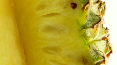 4K Phuket ananas dilimlenmiş lezzetli ananas meyveleri. Tropik yiyecekler. Beyaz arkaplanda izole edilmiş olarak döndür