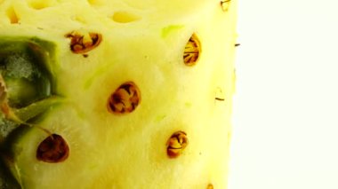 4K Phuket ananas dilimlenmiş lezzetli ananas meyveleri. Tropik yiyecekler. Beyaz arkaplanda izole edilmiş olarak döndür