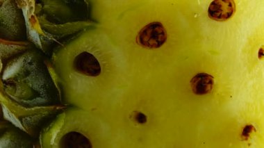 4K Phuket ananas dilimlenmiş lezzetli ananas meyveleri. Tropik yiyecekler. Beyaz arkaplanda izole edilmiş olarak döndür