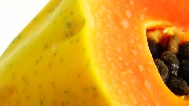 4K. Yarım olgun papaya tohumu. Kokulu tropik meyve hamuru. Tatlı taze papaw, beyaz arka planda izole edilmiş çiğ vejetaryen yemeği.