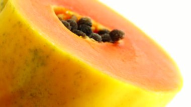 4K. Yarım olgun papaya tohumu. Kokulu tropik meyve hamuru. Tatlı taze papaw, beyaz arka planda izole edilmiş çiğ vejetaryen yemeği.