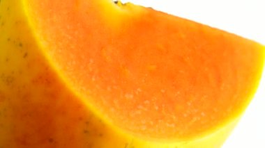 4K. Yarım olgun papaya tohumu. Kokulu tropik meyve hamuru. Tatlı taze papaw, beyaz arka planda izole edilmiş çiğ vejetaryen yemeği.