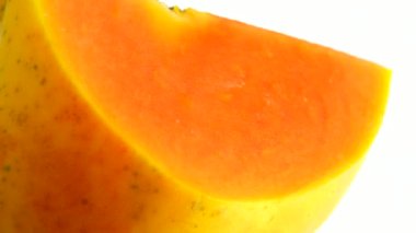 4K. Yarım olgun papaya tohumu. Kokulu tropik meyve hamuru. Tatlı taze papaw, beyaz arka planda izole edilmiş çiğ vejetaryen yemeği.