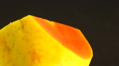 4K. Yarım olgun papaya tohumu. Kokulu tropik meyve hamuru. Tatlı taze papaw, siyah arka planda izole edilmiş çiğ vejetaryen yemeği.
