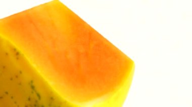 4K. Yarım olgun papaya tohumu. Kokulu tropik meyve hamuru. Tatlı taze papaw, beyaz arka planda izole edilmiş çiğ vejetaryen yemeği.