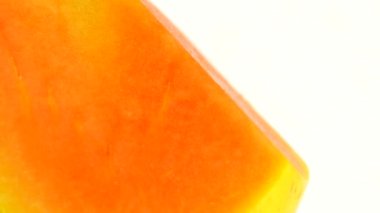 4K. Yarım olgun papaya tohumu. Kokulu tropik meyve hamuru. Tatlı taze papaw, beyaz arka planda izole edilmiş çiğ vejetaryen yemeği.