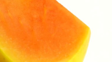 4K. Yarım olgun papaya tohumu. Kokulu tropik meyve hamuru. Tatlı taze papaw, beyaz arka planda izole edilmiş çiğ vejetaryen yemeği.