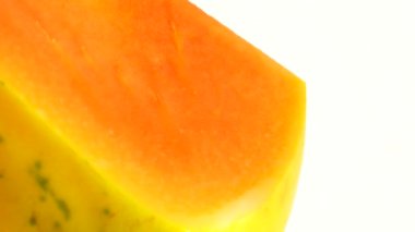 4K. Yarım olgun papaya tohumu. Kokulu tropik meyve hamuru. Tatlı taze papaw, beyaz arka planda izole edilmiş çiğ vejetaryen yemeği.