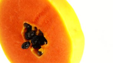 4K. Yarım olgun papaya tohumu. Kokulu tropik meyve hamuru. Tatlı taze papaw, beyaz arka planda izole edilmiş çiğ vejetaryen yemeği.