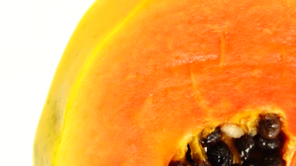 파파야 열매의 절반을씨와 먹는다 향기로운 배경에 격리되어 생채소로 — 비디오