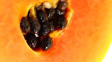 4K. Yarım olgun papaya tohumu. Kokulu tropik meyve hamuru. Tatlı taze papaw, beyaz arka planda izole edilmiş çiğ vejetaryen yemeği.