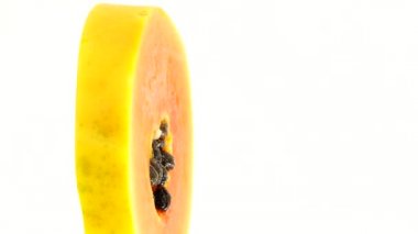 4K. Yarım olgun papaya tohumu. Kokulu tropik meyve hamuru. Tatlı taze papaw, beyaz arka planda izole edilmiş çiğ vejetaryen yemeği.