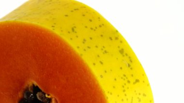 4K. Yarım olgun papaya tohumu. Kokulu tropik meyve hamuru. Tatlı taze papaw, beyaz arka planda izole edilmiş çiğ vejetaryen yemeği.