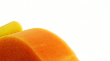 4K. Yarım olgun papaya tohumu. Kokulu tropik meyve hamuru. Tatlı taze papaw, beyaz arka planda izole edilmiş çiğ vejetaryen yemeği.
