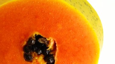 4K. Yarım olgun papaya tohumu. Kokulu tropik meyve hamuru. Tatlı taze papaw, beyaz arka planda izole edilmiş çiğ vejetaryen yemeği.