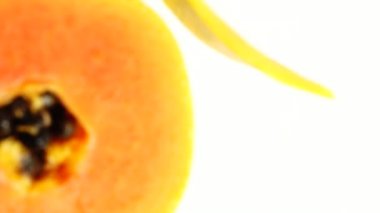 4K. Yarım olgun papaya tohumu. Kokulu tropik meyve hamuru. Tatlı taze papaw, beyaz arka planda izole edilmiş çiğ vejetaryen yemeği.