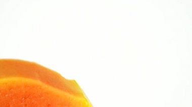 4K. Yarım olgun papaya tohumu. Kokulu tropik meyve hamuru. Tatlı taze papaw, beyaz arka planda izole edilmiş çiğ vejetaryen yemeği.