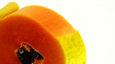 4K. Yarım olgun papaya tohumu. Kokulu tropik meyve hamuru. Tatlı taze papaw, beyaz arka planda izole edilmiş çiğ vejetaryen yemeği.