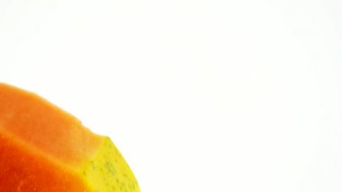 4K. Yarım olgun papaya tohumu. Kokulu tropik meyve hamuru. Tatlı taze papaw, beyaz arka planda izole edilmiş çiğ vejetaryen yemeği.