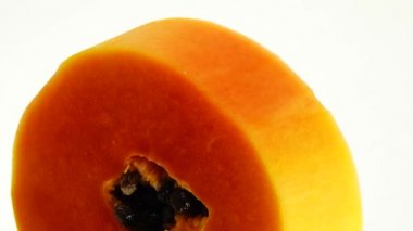 4K. Yarım olgun papaya tohumu. Kokulu tropik meyve hamuru. Tatlı taze papaw, beyaz arka planda izole edilmiş çiğ vejetaryen yemeği.
