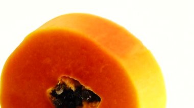 4K. Yarım olgun papaya tohumu. Kokulu tropik meyve hamuru. Tatlı taze papaw, beyaz arka planda izole edilmiş çiğ vejetaryen yemeği.