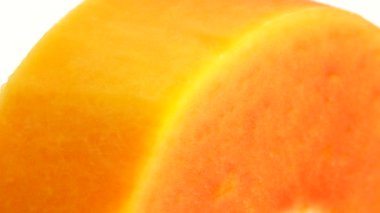 4K. Yarım olgun papaya tohumu. Kokulu tropik meyve hamuru. Tatlı taze papaw, beyaz arka planda izole edilmiş çiğ vejetaryen yemeği.