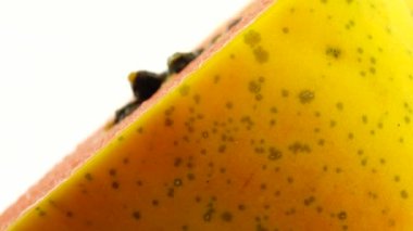 4K. Yarım olgun papaya tohumu. Kokulu tropik meyve hamuru. Tatlı taze papaw, beyaz arka planda izole edilmiş çiğ vejetaryen yemeği.
