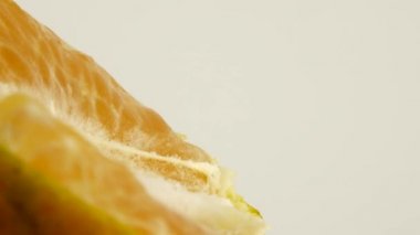  4K Macro portakal suyu. Beyaz arka planda izole edilmiş taze turuncu turuncuları kapat.