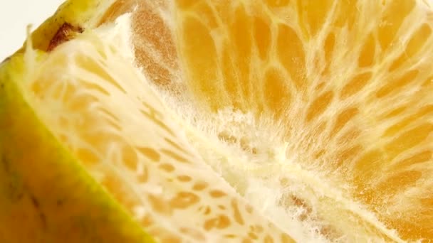 오렌지 열매와 회전수 매크로 배경에서 오렌지를 닫는다 — 비디오