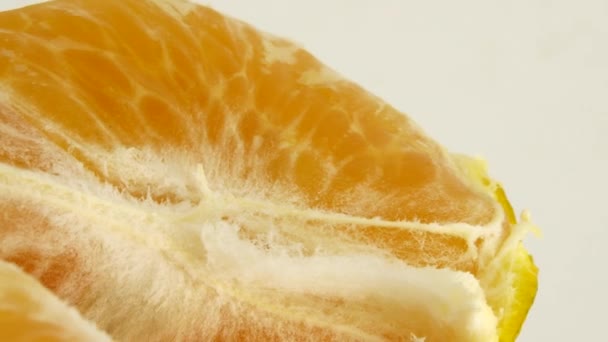 Makró Lövés Narancs Gyümölcs Forgás Close Friss Citrus Narancs Elszigetelt — Stock videók