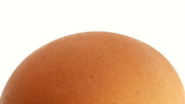 Hühnerei Rotiert Auf Weißem Hintergrund Nahaufnahme Eines Eies — Stockvideo