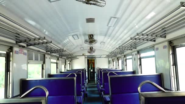 Wnętrze Starego Pociągu Autokarowego Pociąg Jest Środku Nieobecność Pasażerów Podróżujących — Wideo stockowe