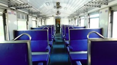 4K İçişleri eski antrenör treni. Tren vagonu içeride. Yolcuların yokluğu