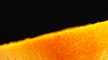 4K Macro portakal meyvesi ve dönüş. Siyah arka planda izole edilmiş taze turunçgil portakalını kapat.