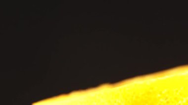 4K Macro portakal meyvesi ve dönüş. Siyah arka planda izole edilmiş taze turunçgil portakalını kapat.