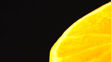 4K Macro portakal meyvesi ve dönüş. Siyah arka planda izole edilmiş taze turunçgil portakalını kapat.