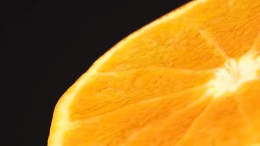 4K Macro portakal meyvesi ve dönüş. Siyah arka planda izole edilmiş taze turunçgil portakalını kapat.