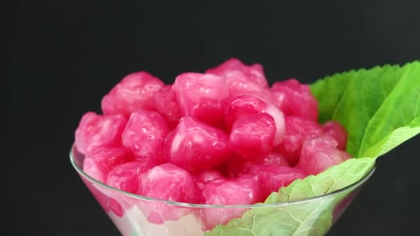 4K石榴籽是泰国的甜食 由水果仁和木薯粉制成 它看起来像一只被黑色背景隔离的果冻 — 图库视频影像